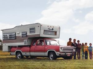 Dodge D200 Club Cab Sweptline Pickup Adventurer SE Camper Coachmen '1973